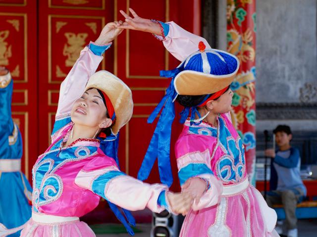 Enjoy Mongolian folk music and dance