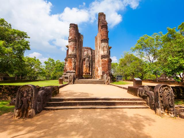 Cycle around Polonnaruwa