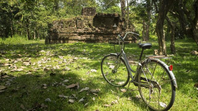 Cycle around Anuradhapura
