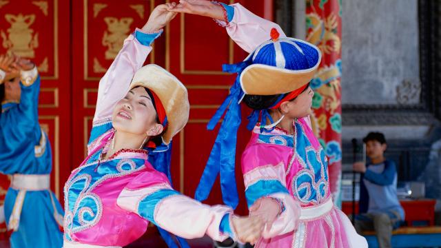 Enjoy Mongolian Folk Music and Dance