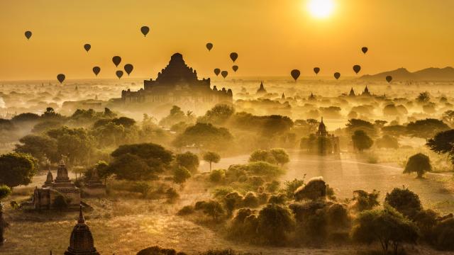 Float in a balloon over Bagan